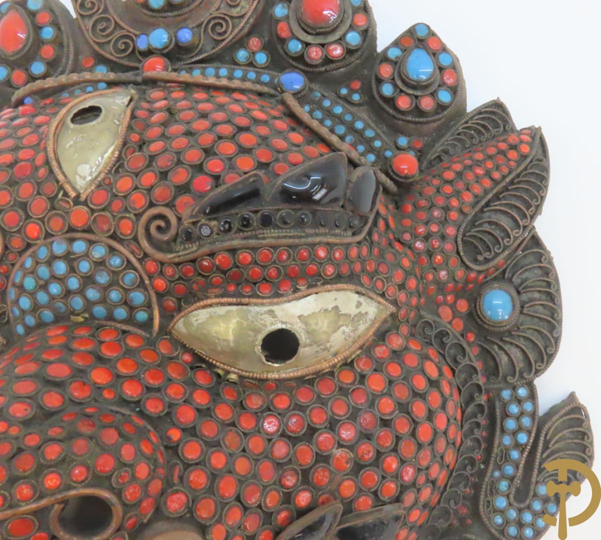 Paar Aziatische koperen maskers met cloisoné techniek