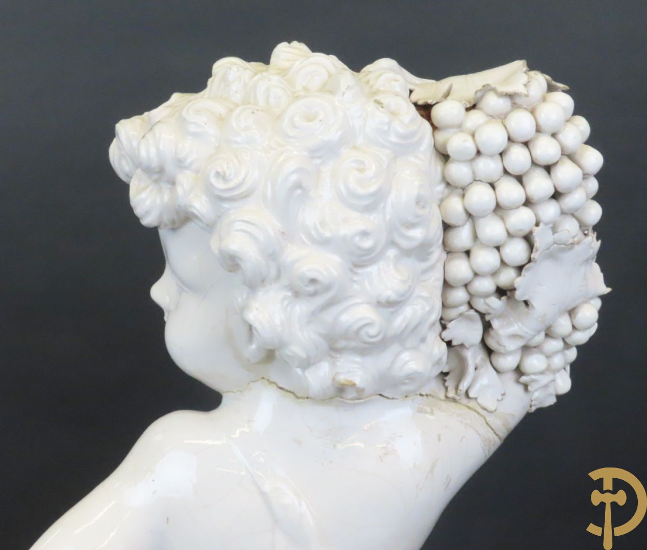 Engel met druiventrossen in Italiaanse majolica op sokkel