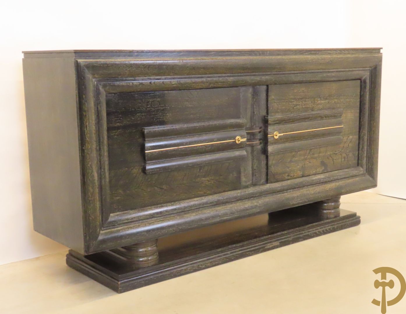 Art deco dressoir met 2 deuren en koperen baguette op sokkel