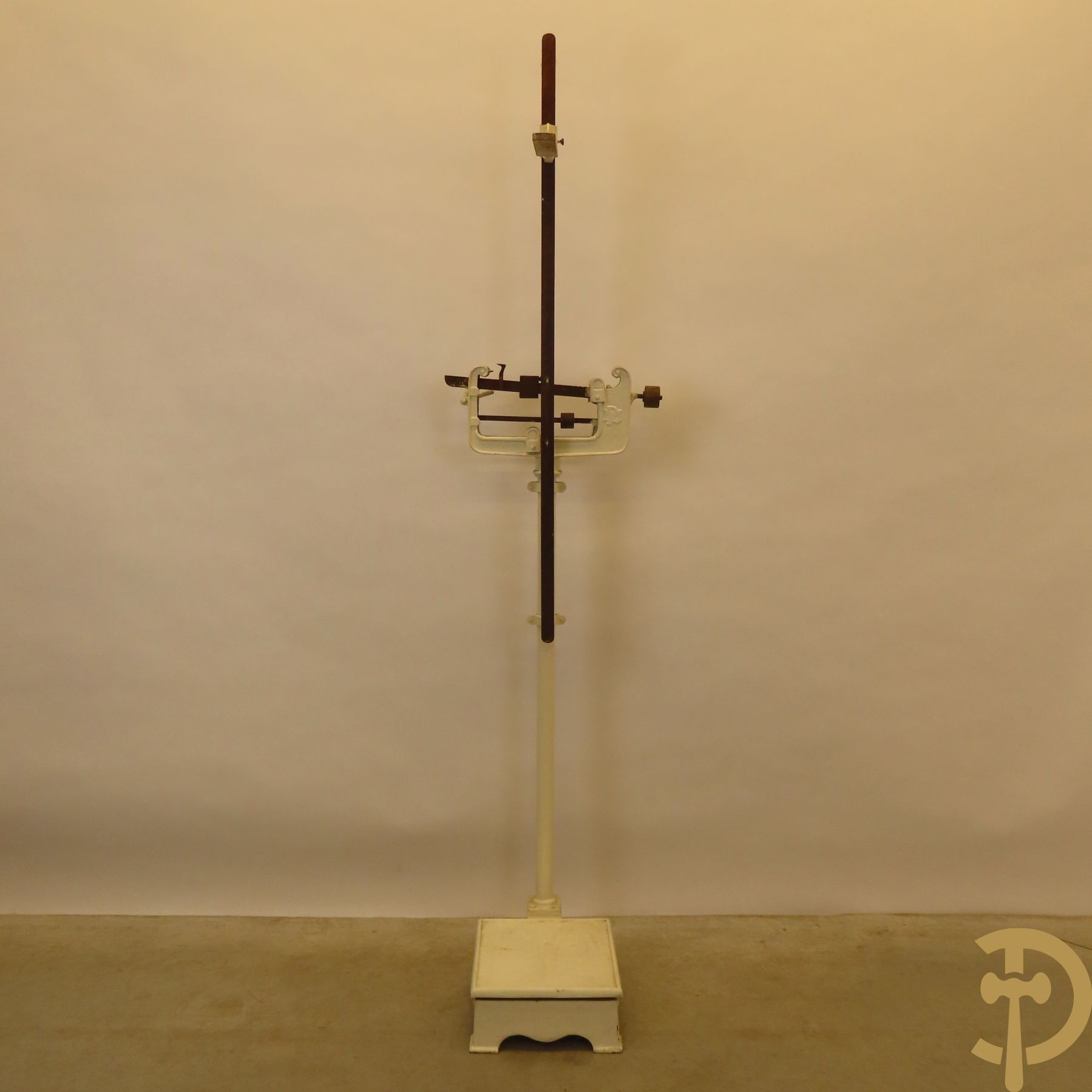 Oude metalen doktersweegschaal met meetlat