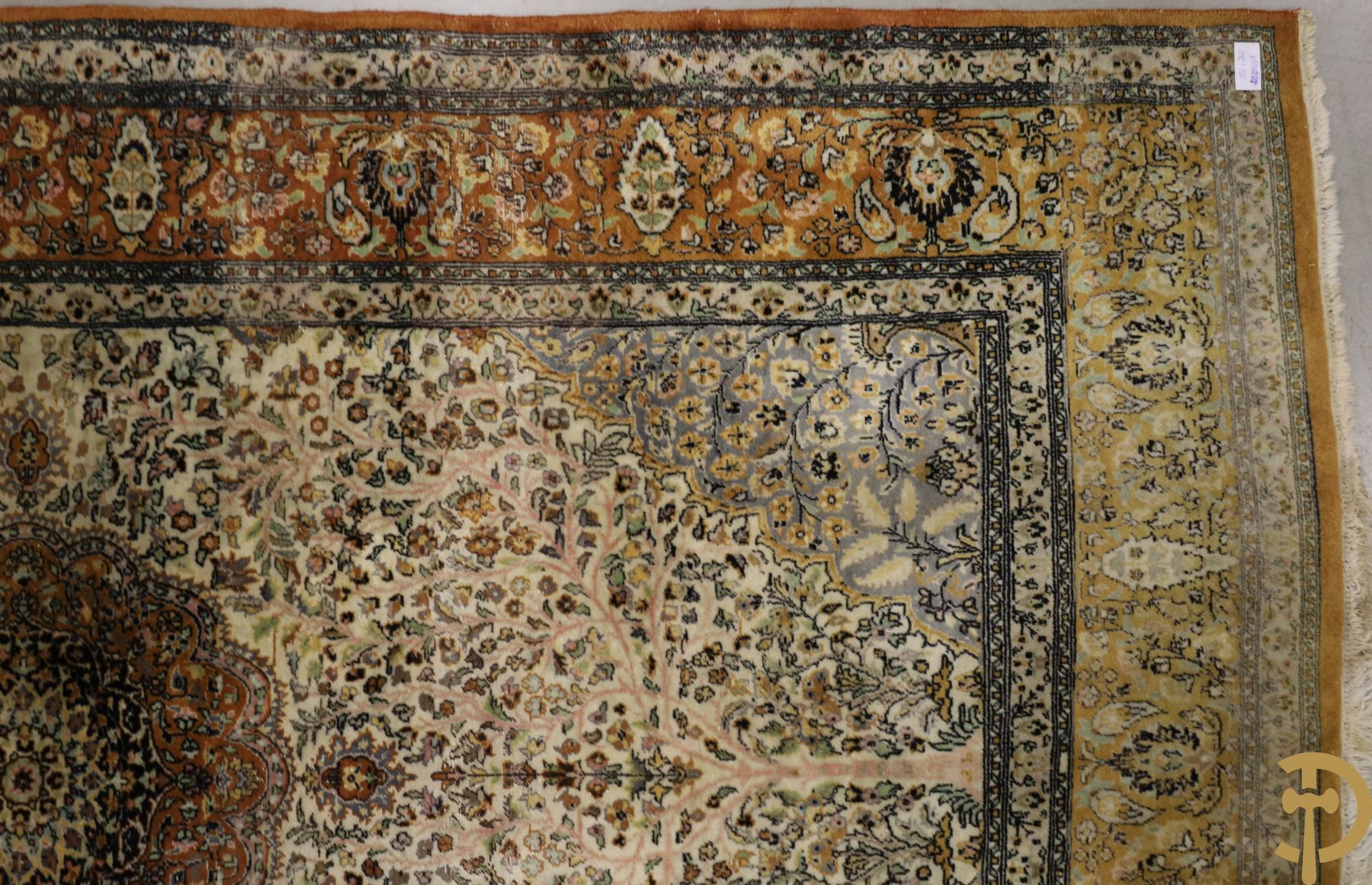 Oosters handgeknoopt tapijt met centraal decor