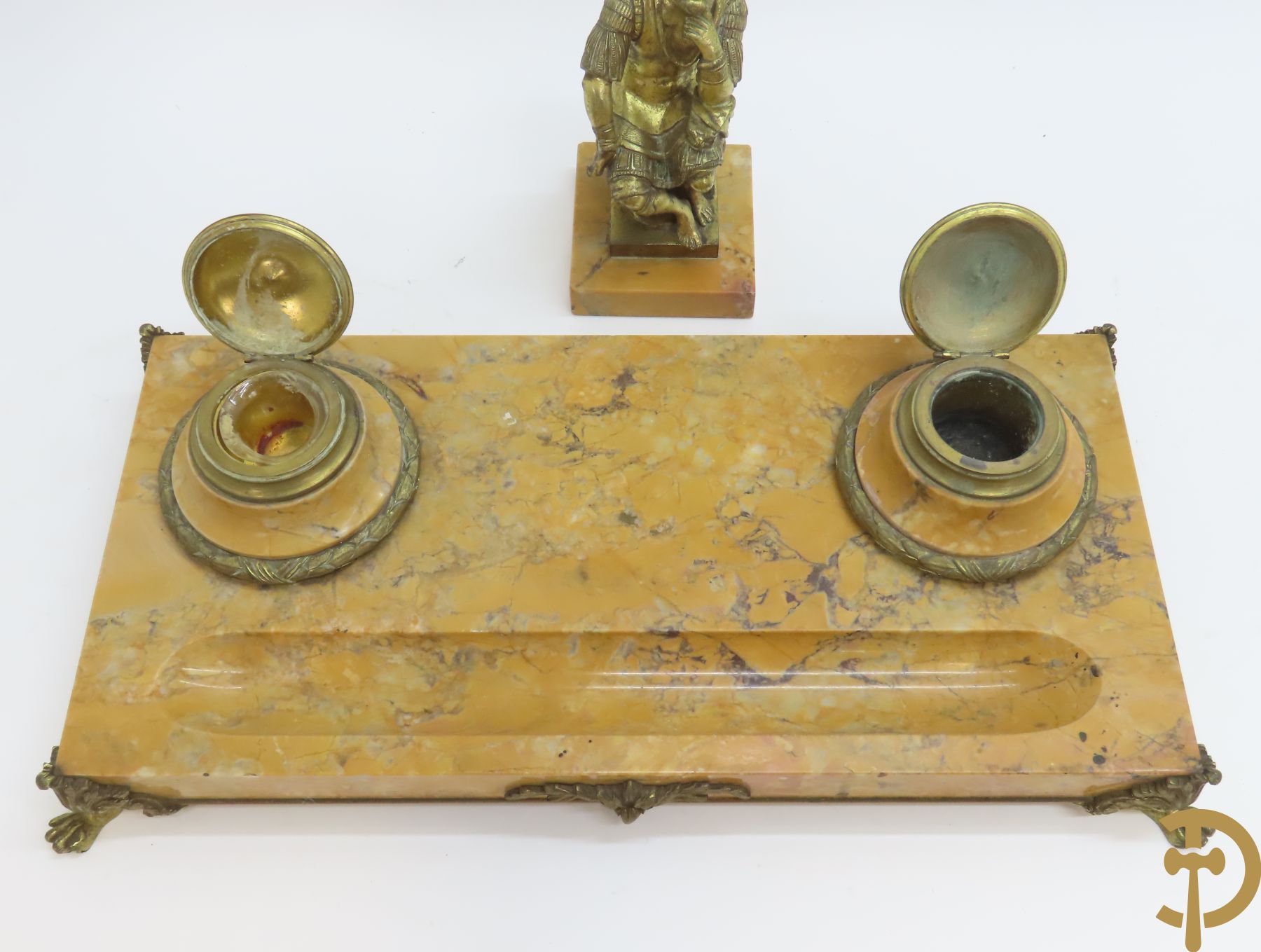 Marmeren inktstel met centraal verguld bronzen beeld met figuur van Lorenzo De Medici naar Michelangelo marmeren brievenhouder