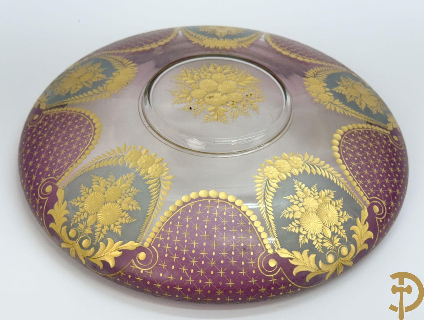 Kristallen schotel met geslepen bloemen en verguld gouddecor