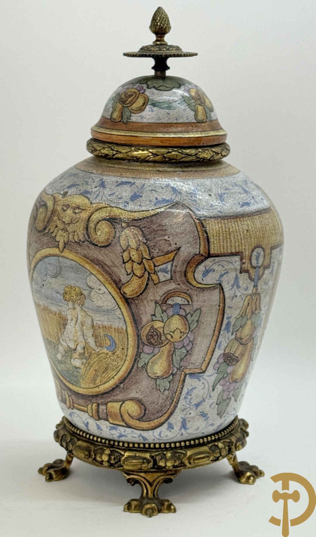 Dekselpotiche met decor van cupido in cartouche en bezet met bronzen ornamenten