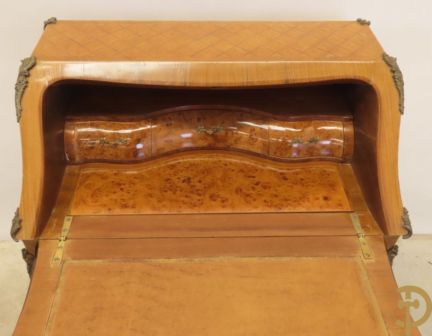 Notelaren damesklapsecretaire met parkettage en zonnestraalfineer, bezet met bronsbeslag - op voluutvormige poten