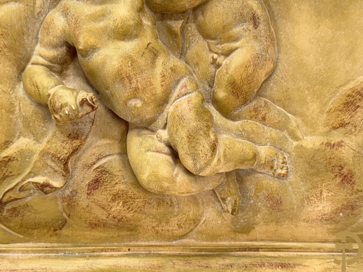 Halve maanvormig basrelief in terra cotta met romantisch decor van musicerende en spelende cupido