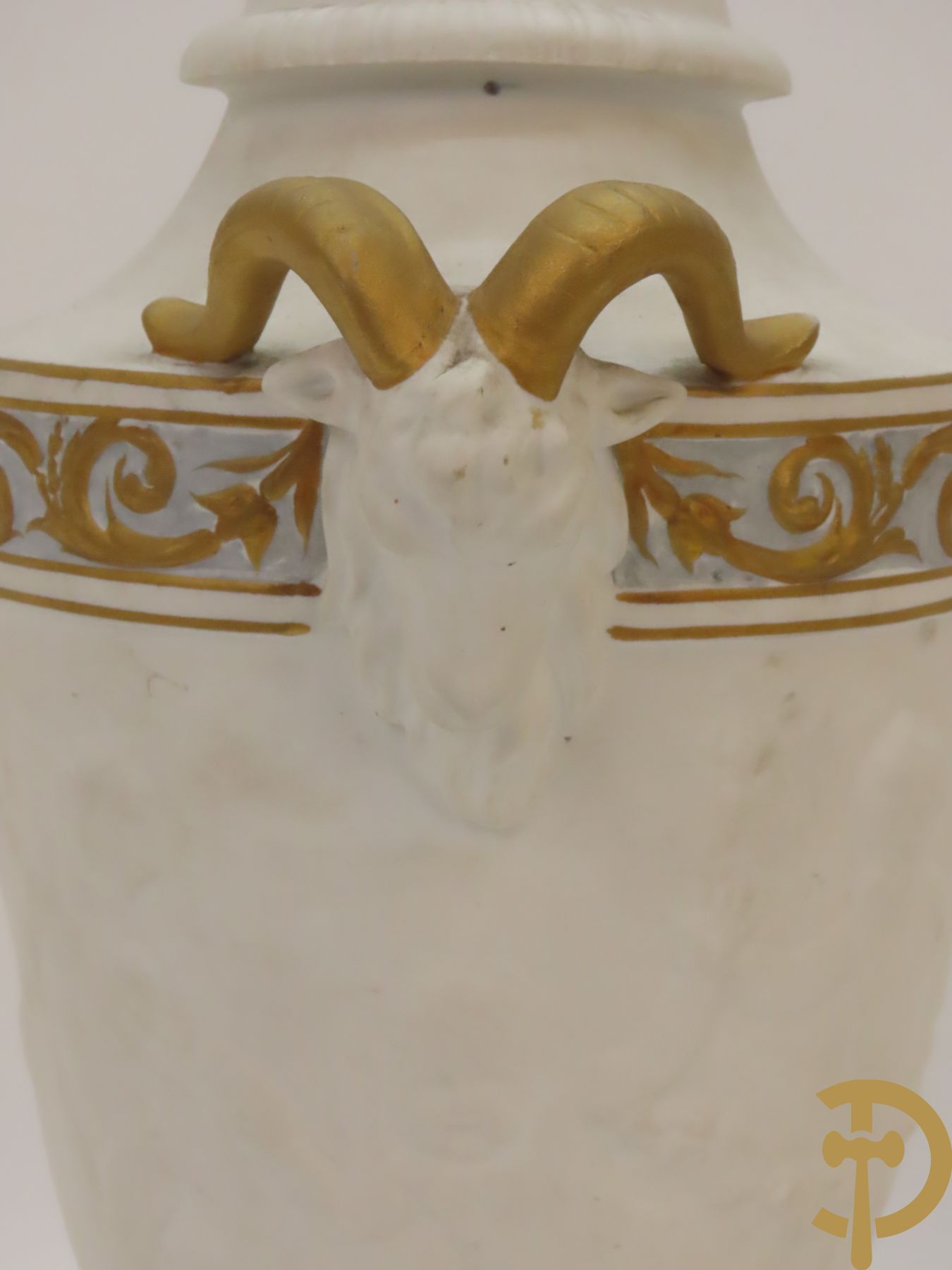 Paar porseleinen vazen met ramskoppen en basrelief van cupido