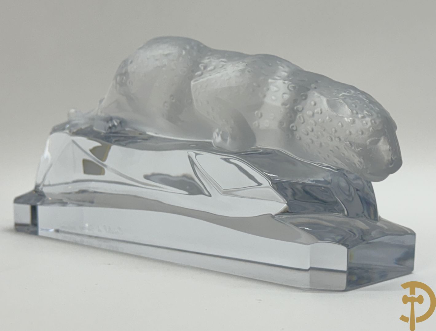 Sluipend luipaard in kristal, Cristal de Sèvres France gemerkt