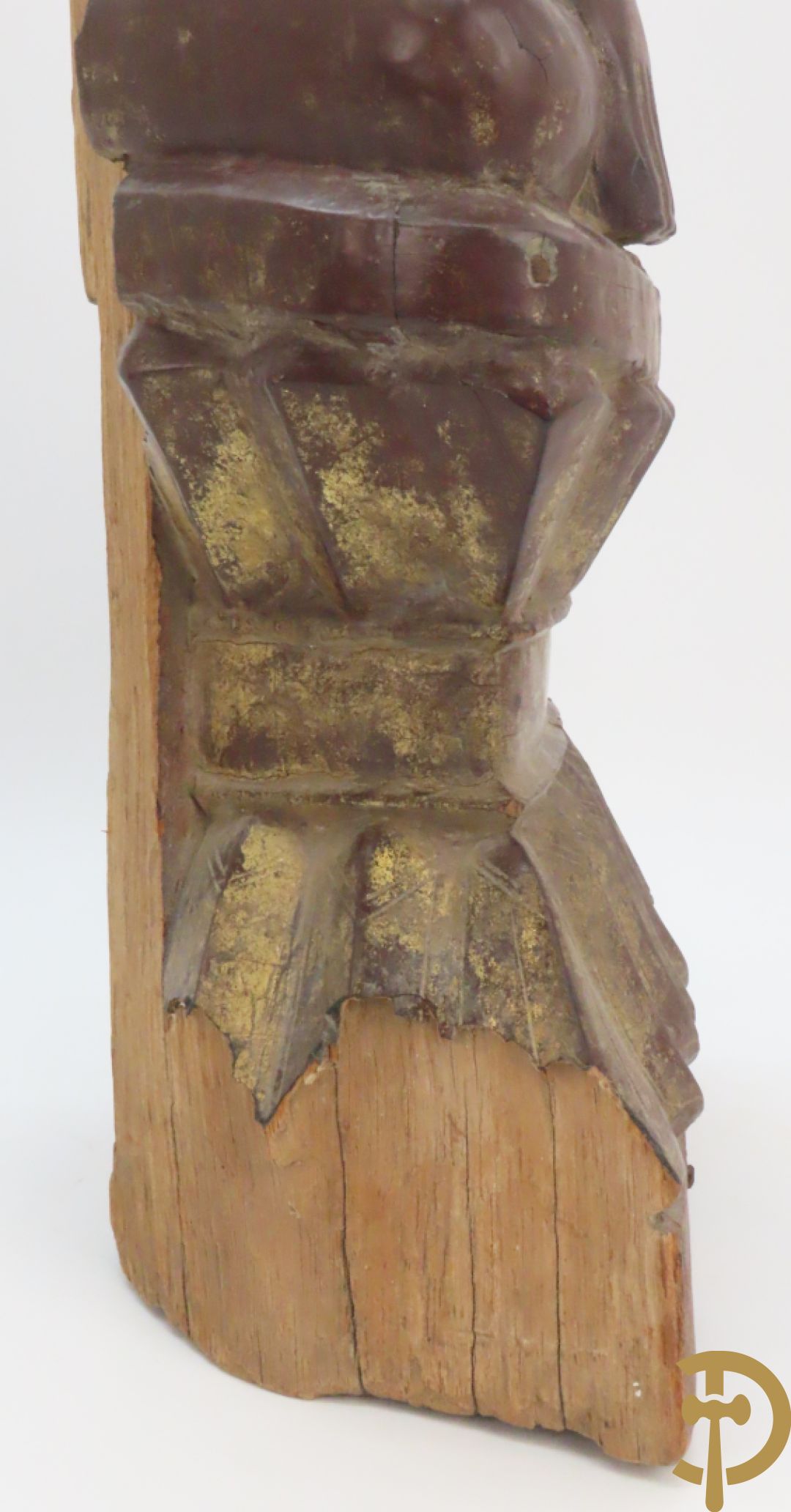 Houtgesculpteerde zittende boedha