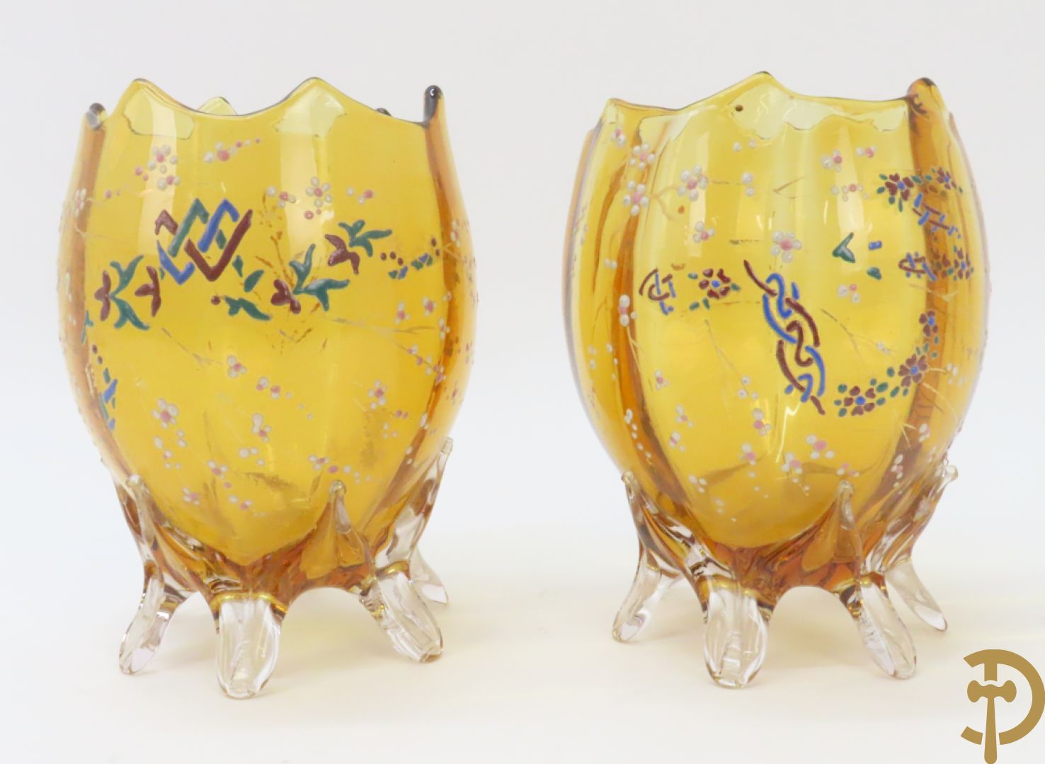 Mongeblazen glazen driestel bestaande uit centrale coupe met 2 oren, zijdelings met 2 eivormige coupes met gekleurd bloemendecor