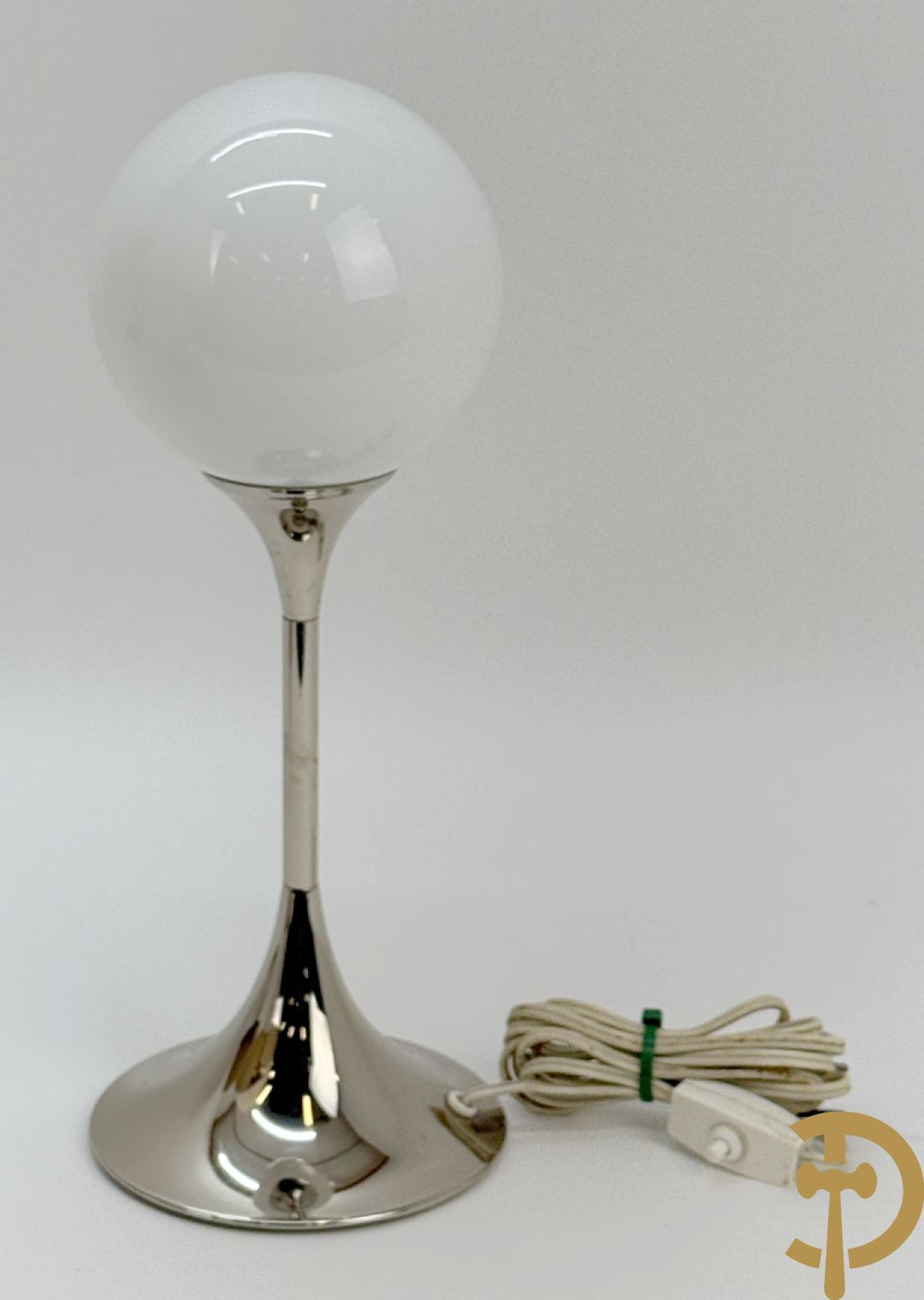 Vintage lamp met witte artisjok motief + vintage lamp met witte bol op chromé voet