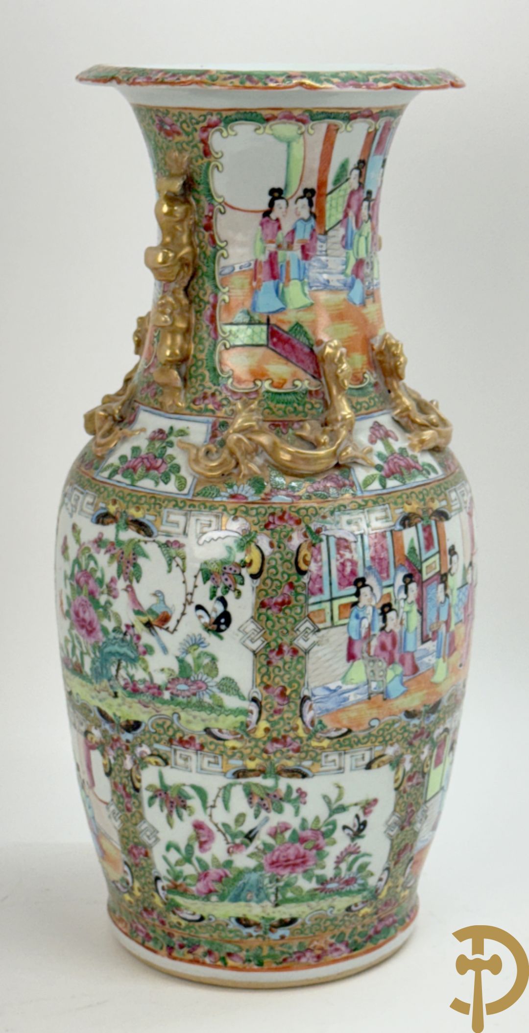 Chinese porseleinen Kanton vaas met geanimeerde taferelen en natuurdecor