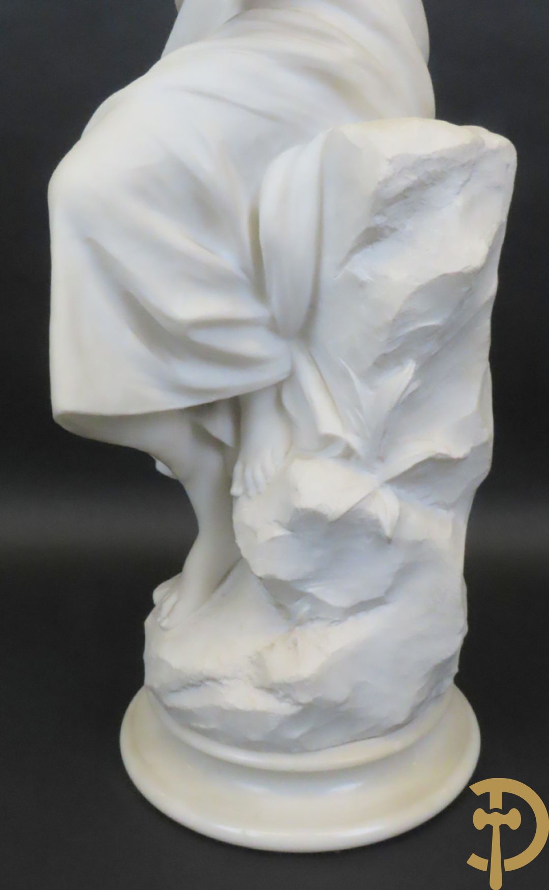 Prof. Fagioli Firenze getekend : Witte marmersculptuur van zittende dame met ontblote boezem met muziekinstrument