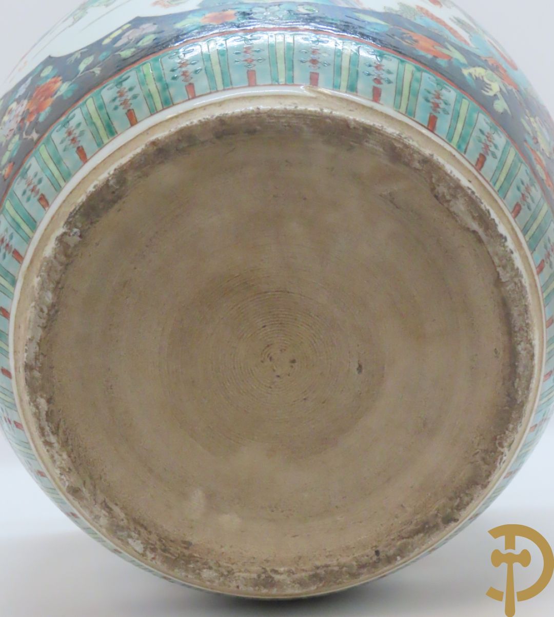 Chinese porseleinen cachepot met geanimeerd decor op zwarte fond met bloemen