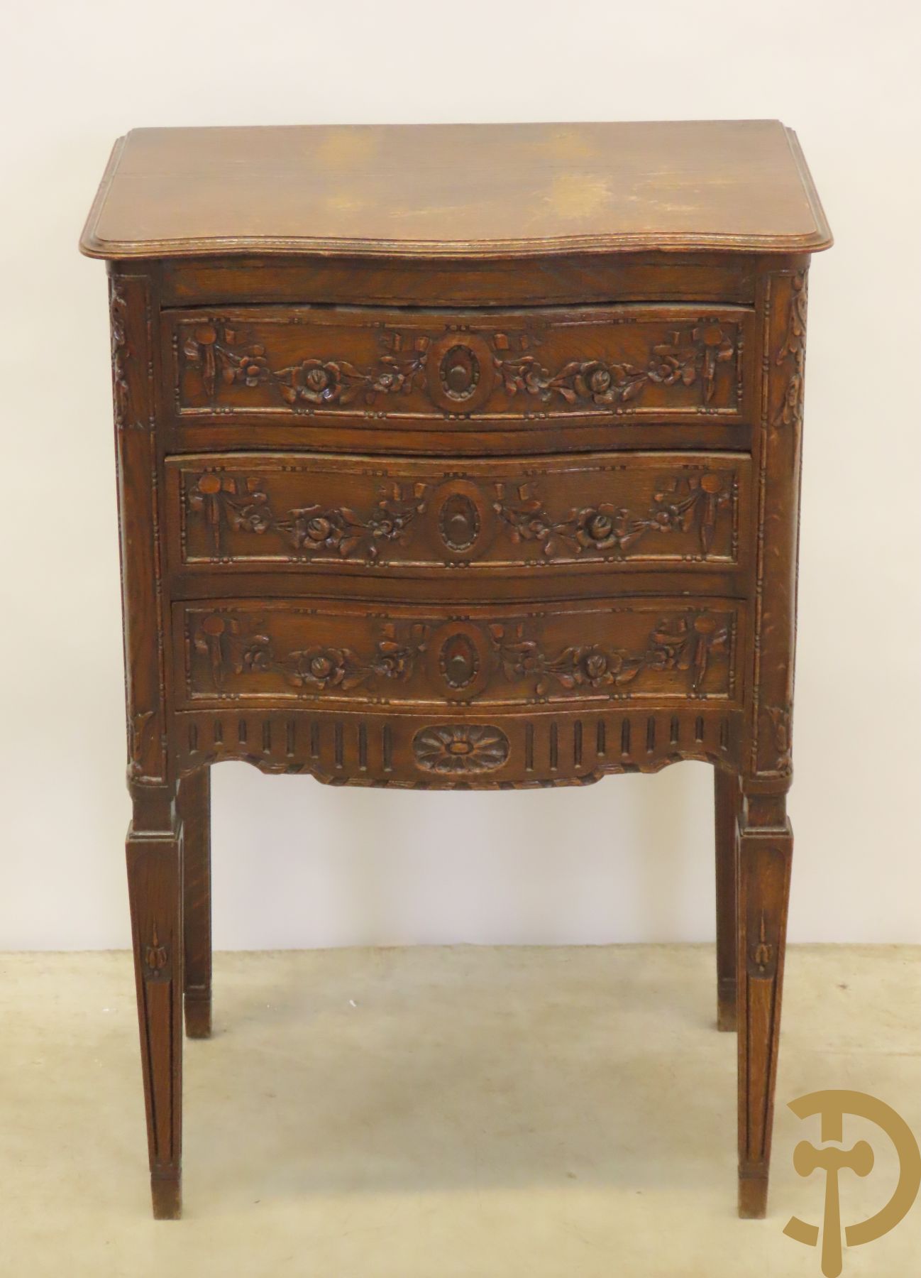 Massief eiken drieladencommode met bloemensculptuur, Louis XVI stijl op versmallende pootjes