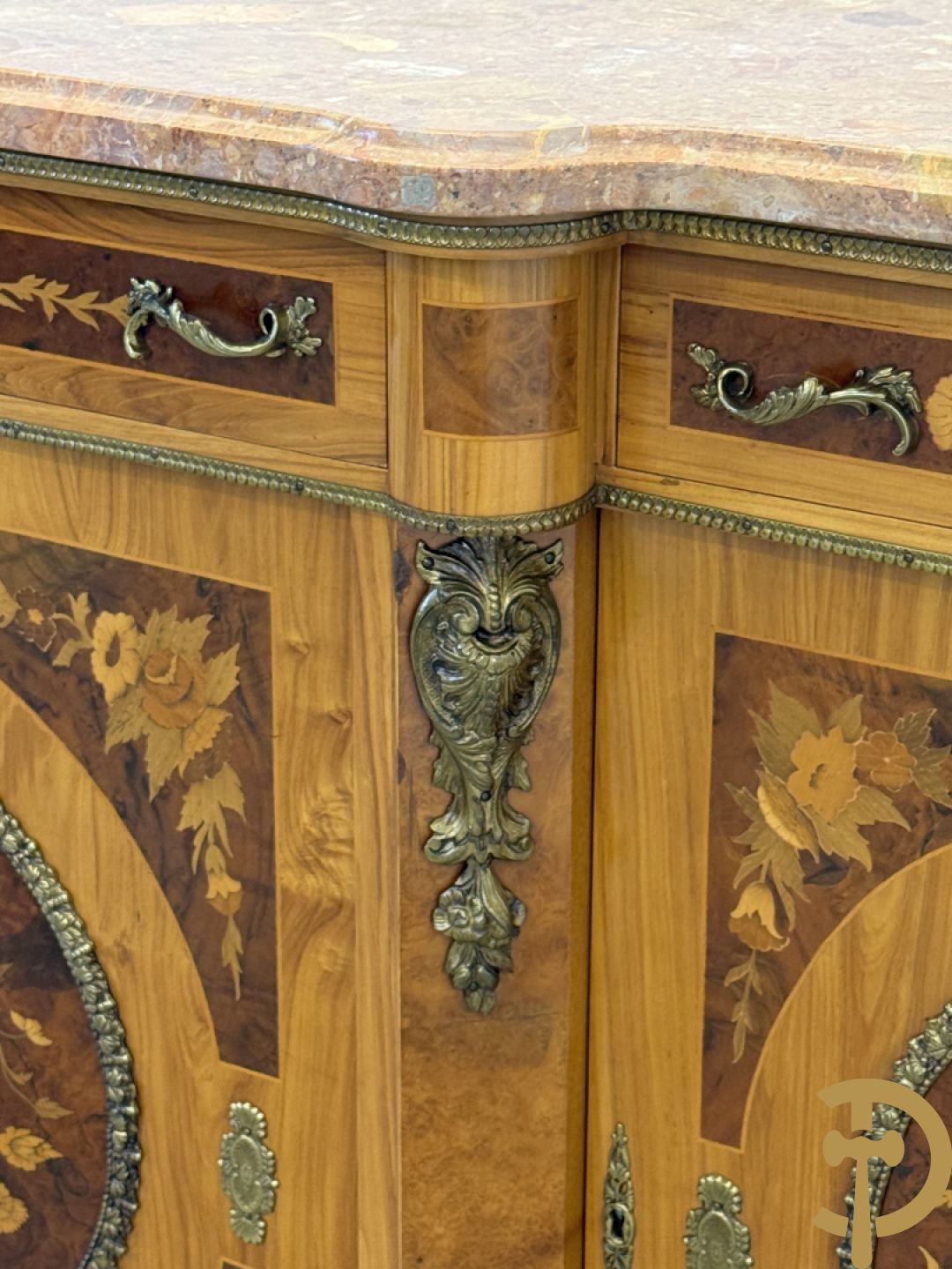 Notelaren driedeursdressoir met bloemenmarquetterie, bronsbeslag en marmeren blad