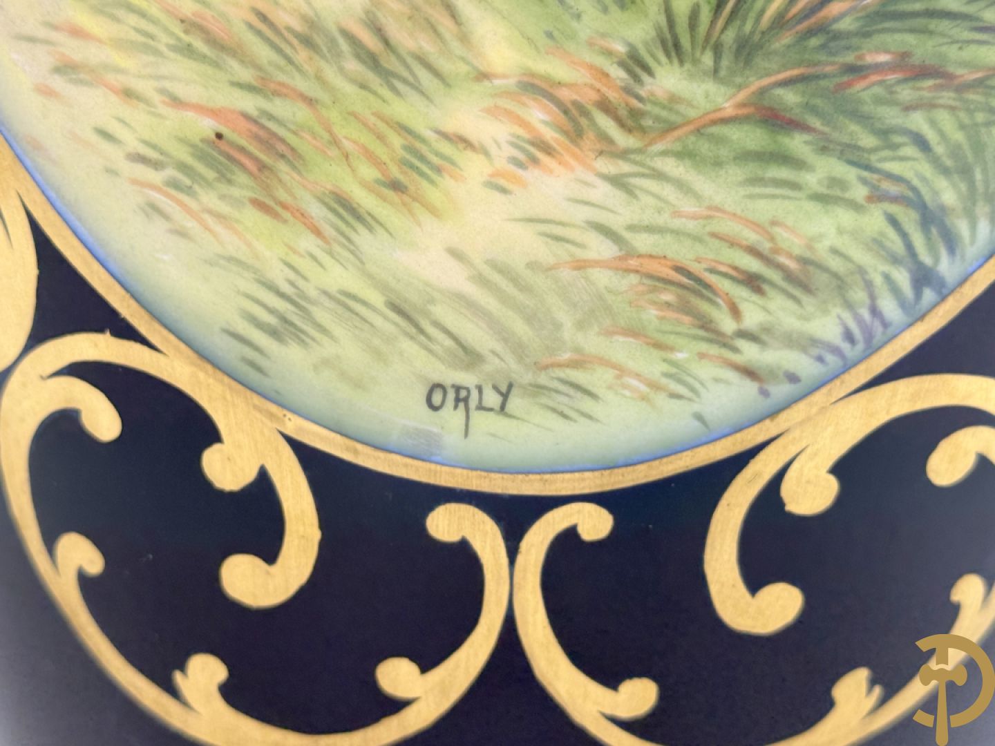 Porseleinen siervaas met idyllisch landschap met 4 dansende dames op blauwe fond, gemerkt Orly