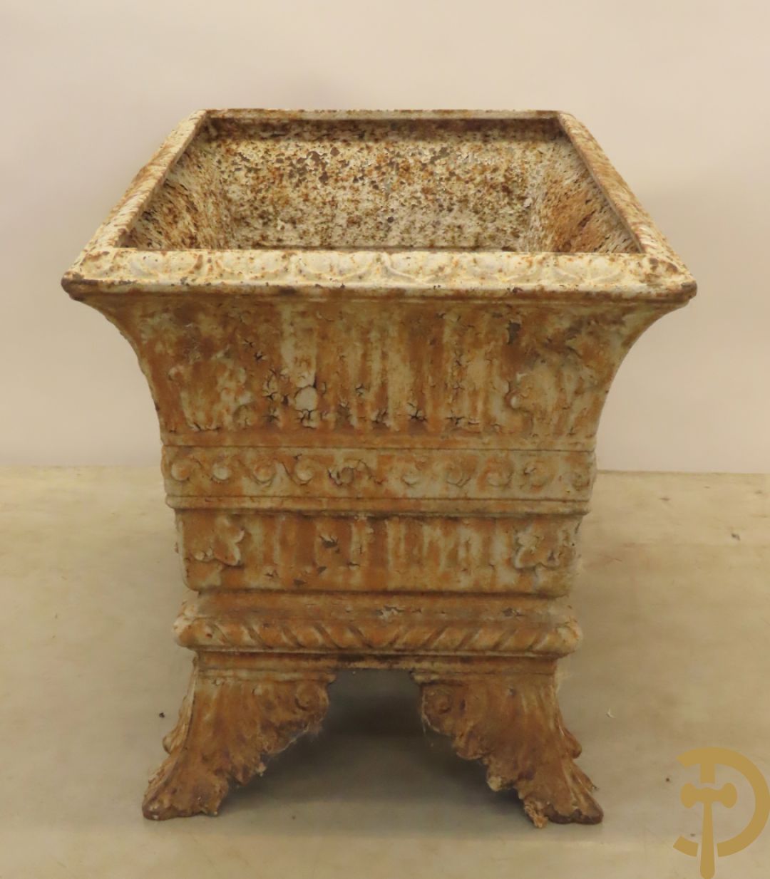 Gietijzeren jardinière met accanthusranken en sierkrans