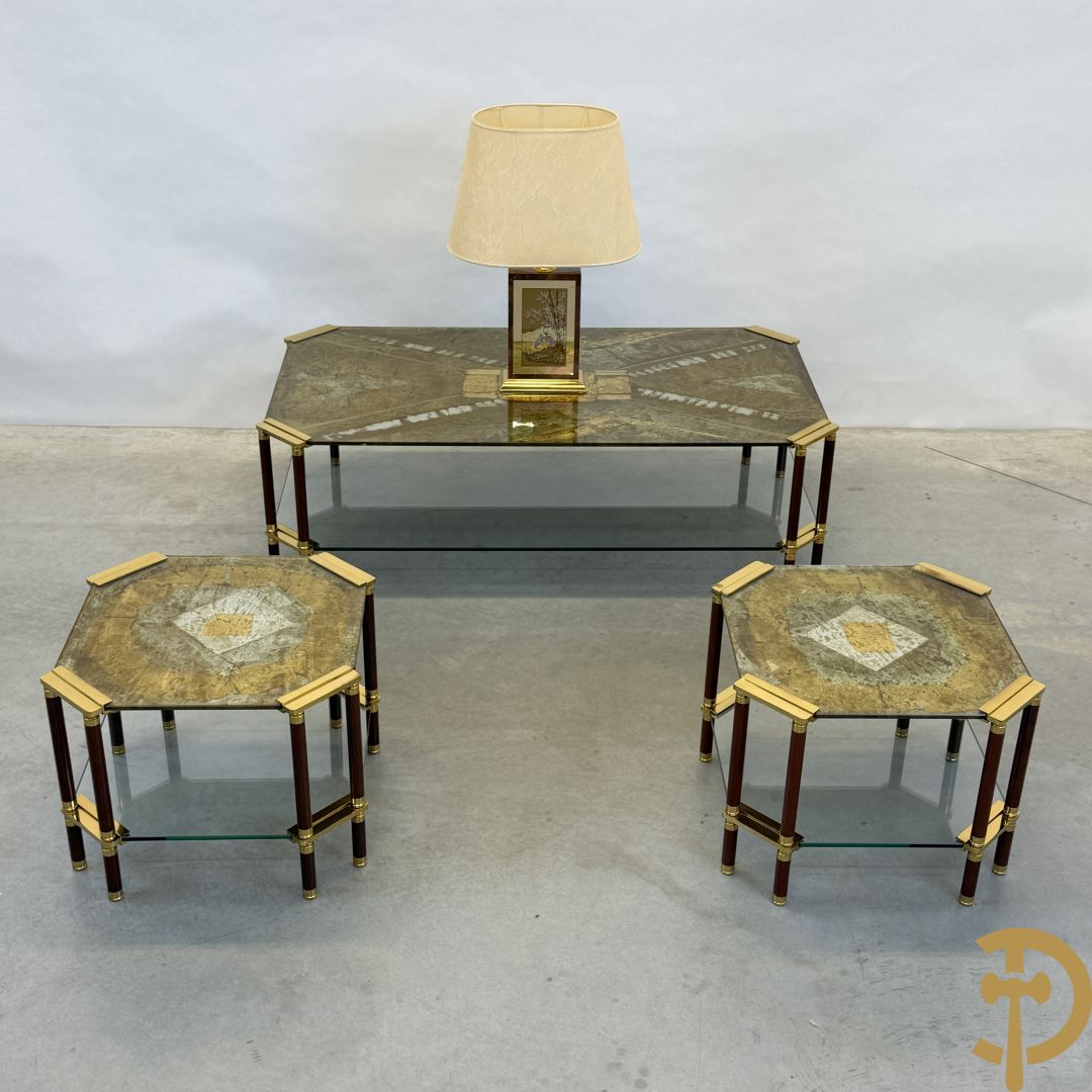 Vintage salontafel met geslepen glazen blad met bladgoud bewerkt op koperen voeten, Meersman Lucas getekend + 2 sidetables met geslepen glazen blad met bladgoud bewerkt op koperen voet, Meersman Lucas getekend + bijhorende lampadaire