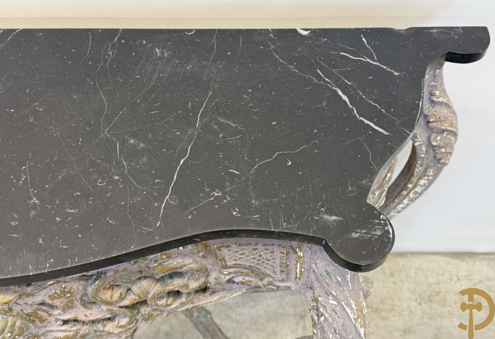 Gepatineerde Louis XV console met zwart marmeren blad