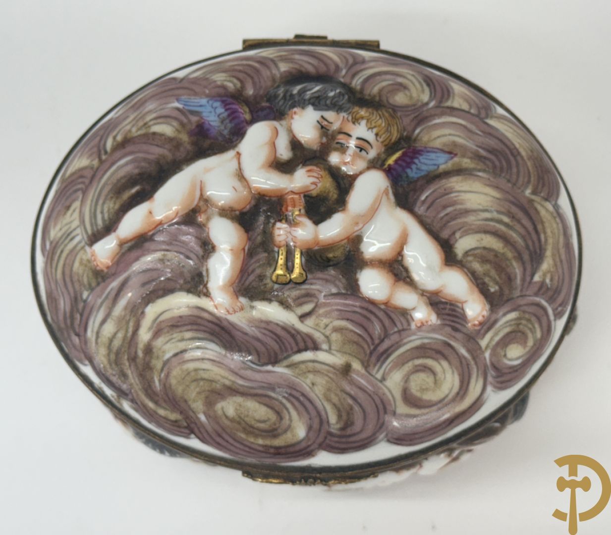 Vierkante blauw porseleinen fles Sèvres (Paul Milet) gemerkt met zilveren dop + dekseldoos Capo di Monte met cupido