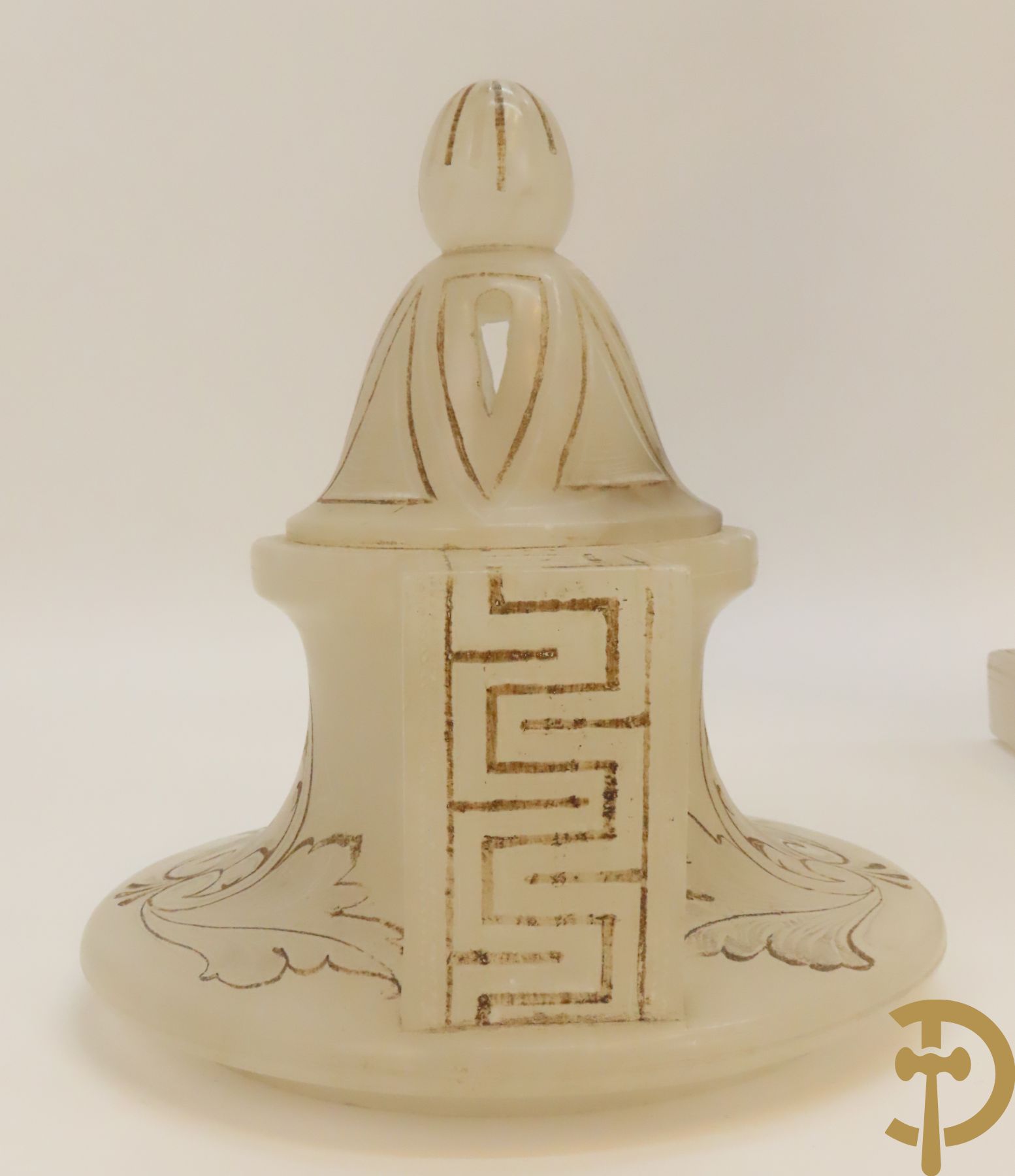 Paar handgesculpteerde onix marmeren Italiaanse potiches met accanthusraken en meanderend decor