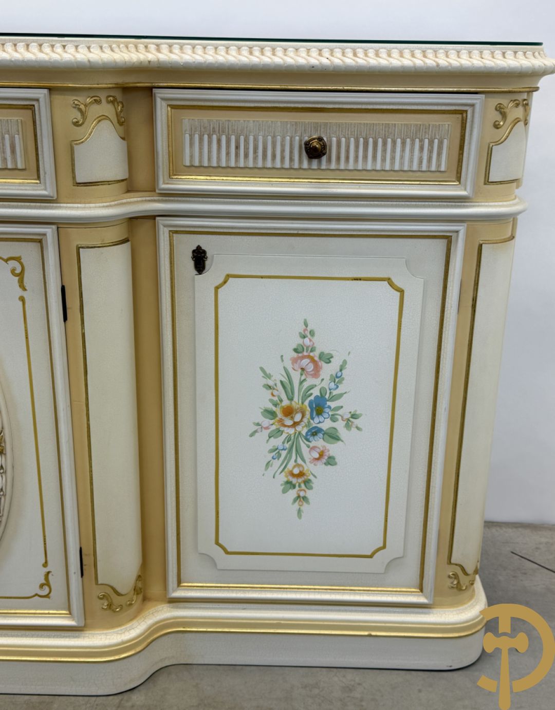 Italiaanse eetkamer met beschilderd bloemenmotief bestaande uit vierdeursdressoir met beschilderde bloemenmotieven, accanthusranken en glazen blad, tafel op gesculpteerde poten en 6 stoelen