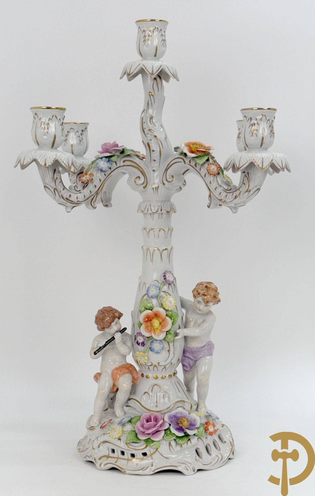 Porseleinen vijfarmige kandelaar met 2 cupido