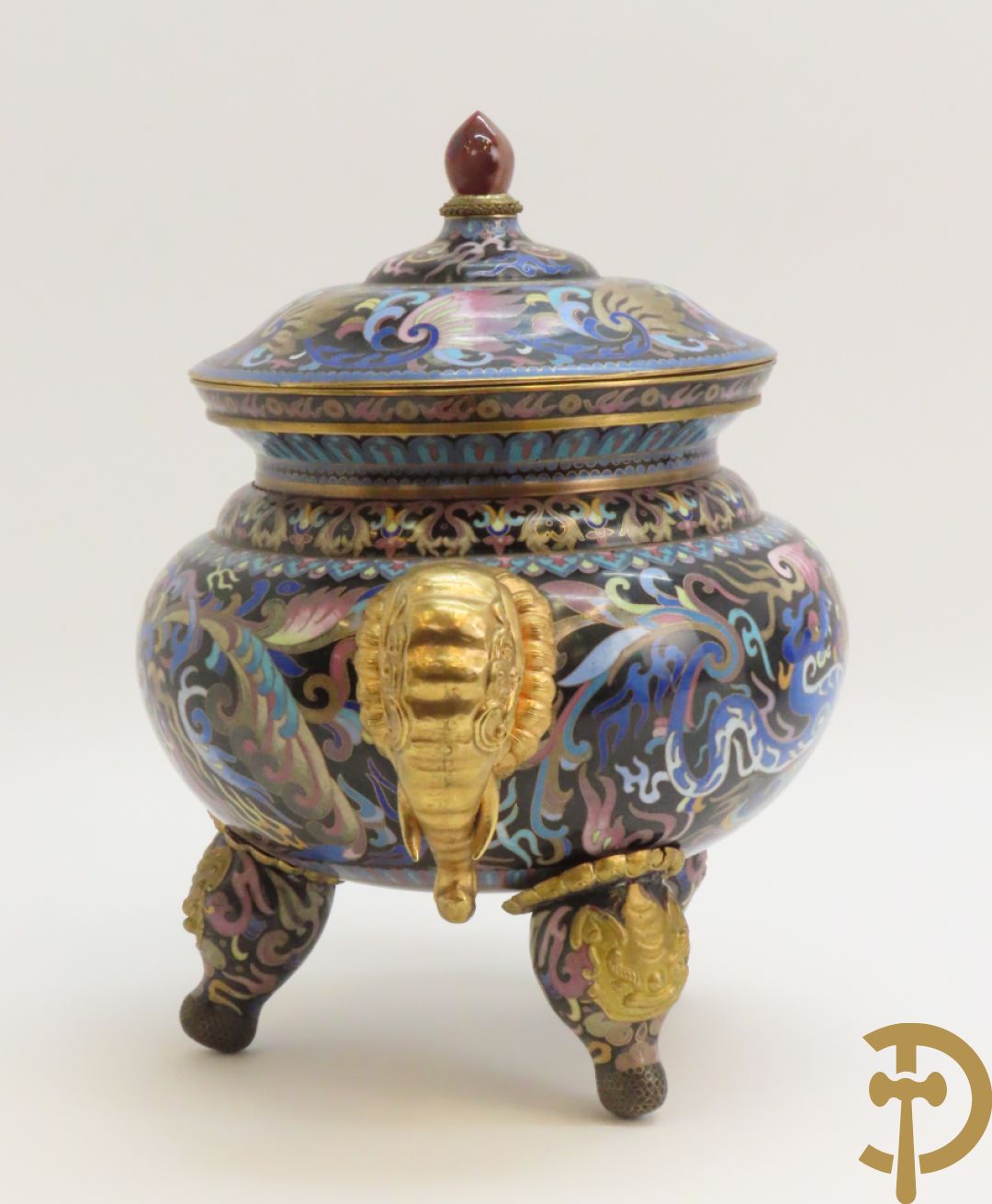 Potiche in cloisoné techniek met decor van draken en olifanten + blauwe cloisoné vaas met bloemendecor op sokkel + kleine cloisoné cachepot + cachepot met drakendecor