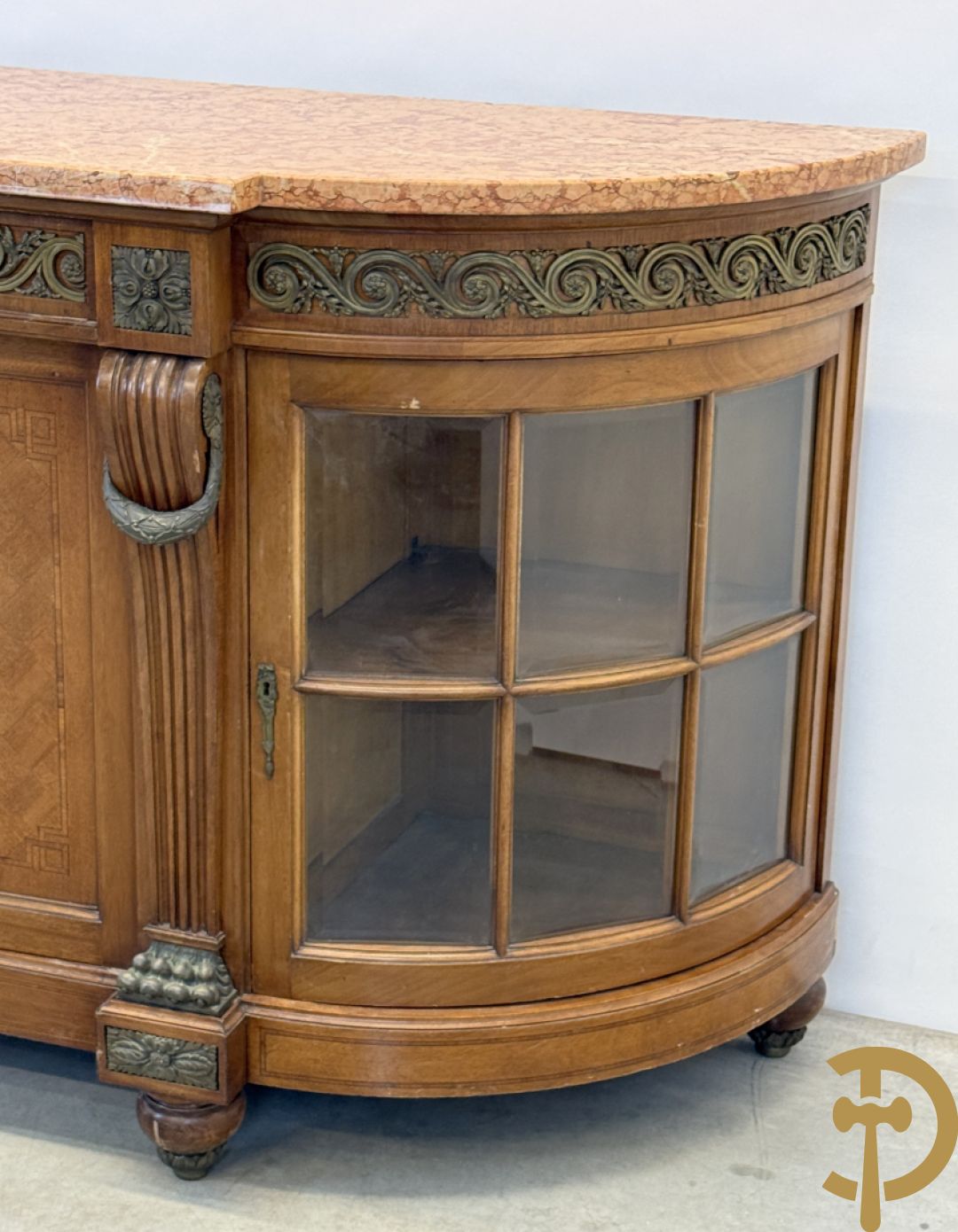 Art deco Decoene vierdeursdressoir in notelaar fineer met gebogen beglaasde deuren opzij en bezet met bronzen ornamenten - bovenaan met marmeren blad