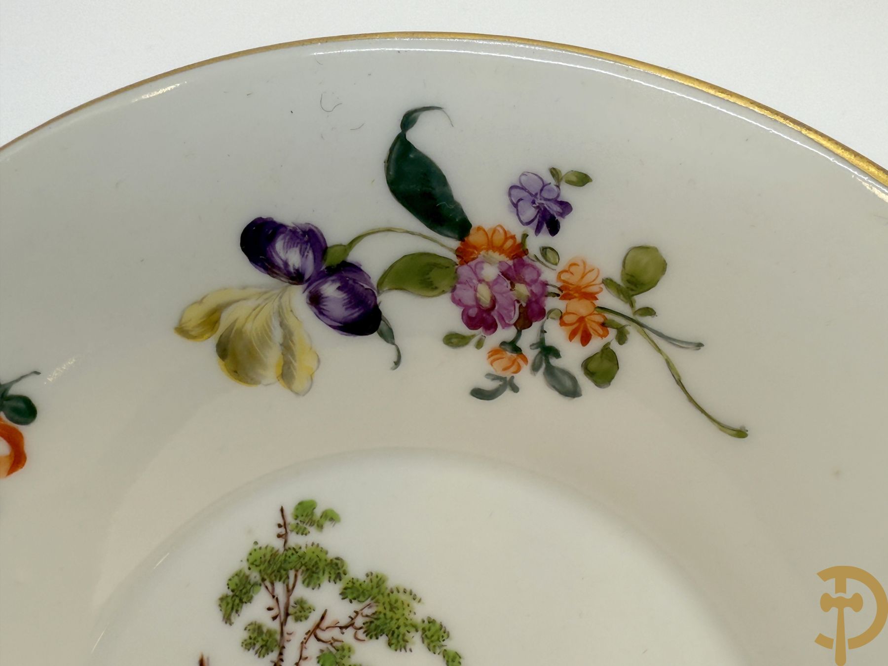 Porseleinen kopje met schoteltje met zeer fijn handbeschilderd geanimeerd landschapsdecor omgeven door bloemen, onderaan gemerkt Sint Petersburg (Alex I 1801-1825)