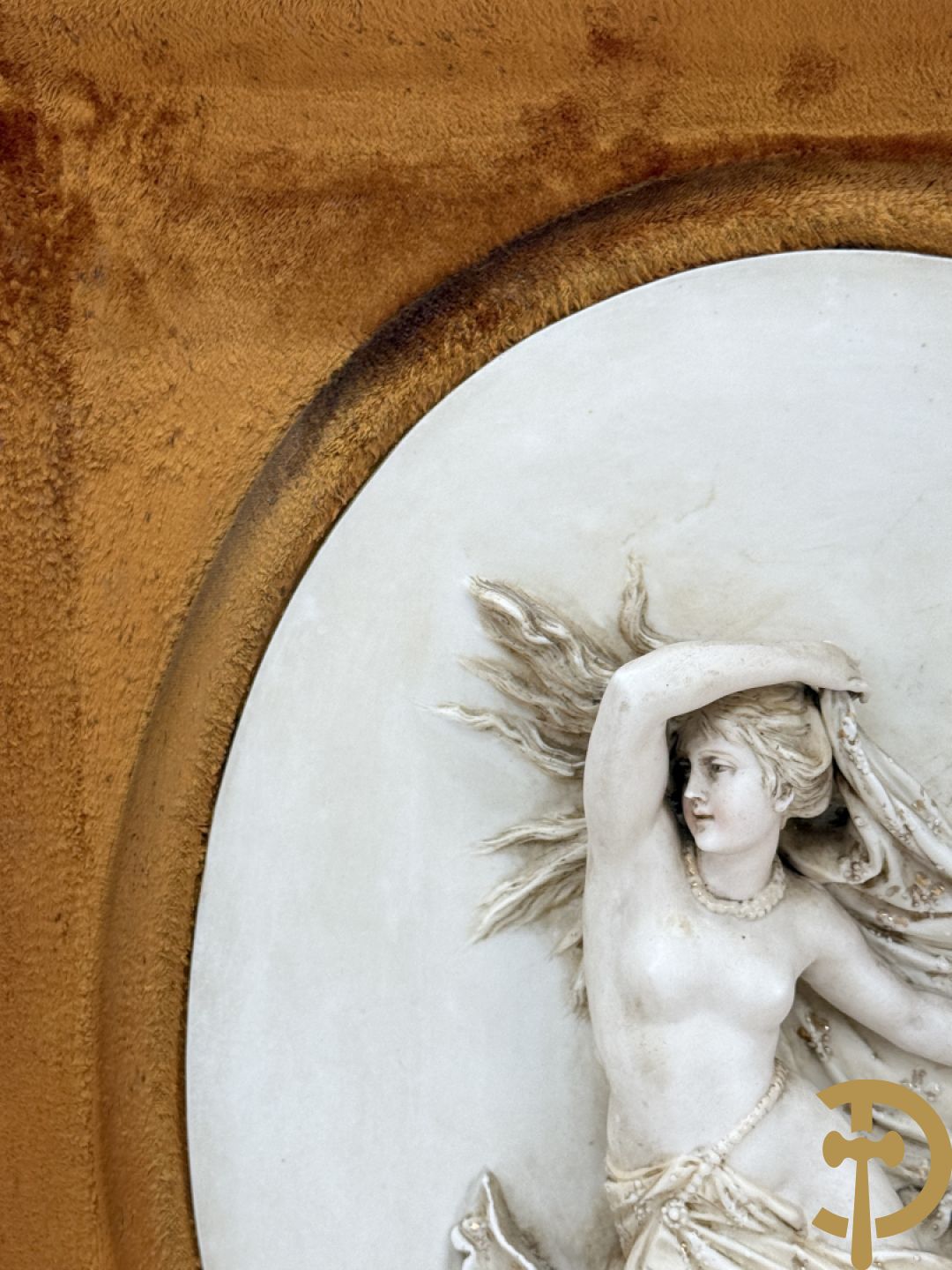 Paar ovale porseleinen plakkettes met elegante dame in bloemenveld