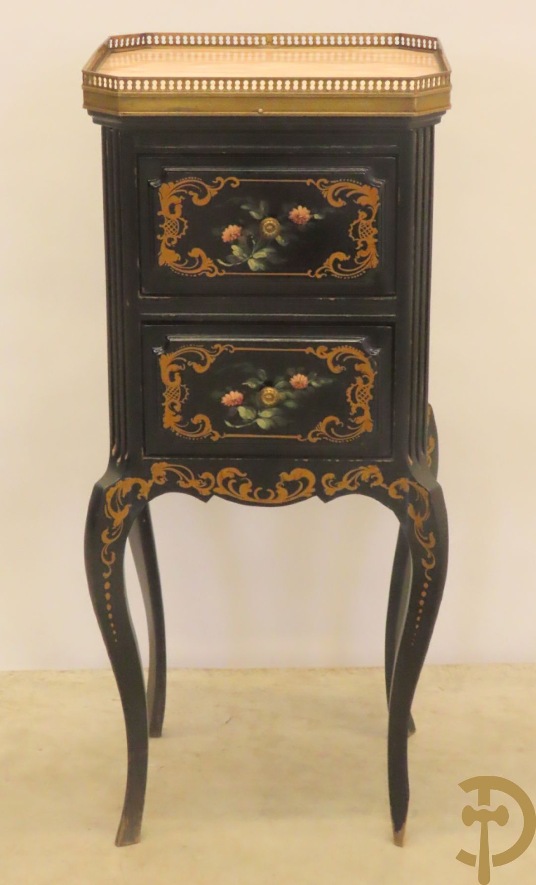 Zwart gelakt bijzetkastje met  2 lades beschilderd met bloemenmotieven, bovenaan met marmeren blad