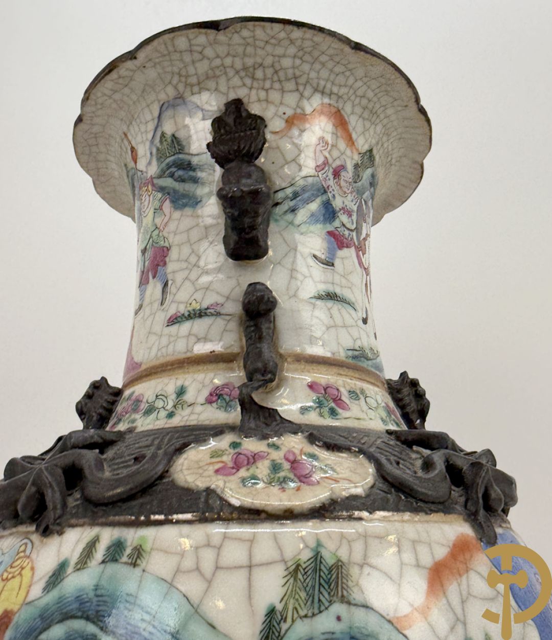 Paar Nankin vazen met dansende figuren en krijgertaferelen op houten sokkels