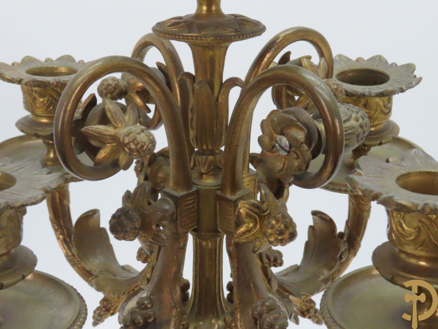 Driedelige bronzen garnituur bezet met Sèvres porselein bestaande uit pendule geflankeerd door paar cupido