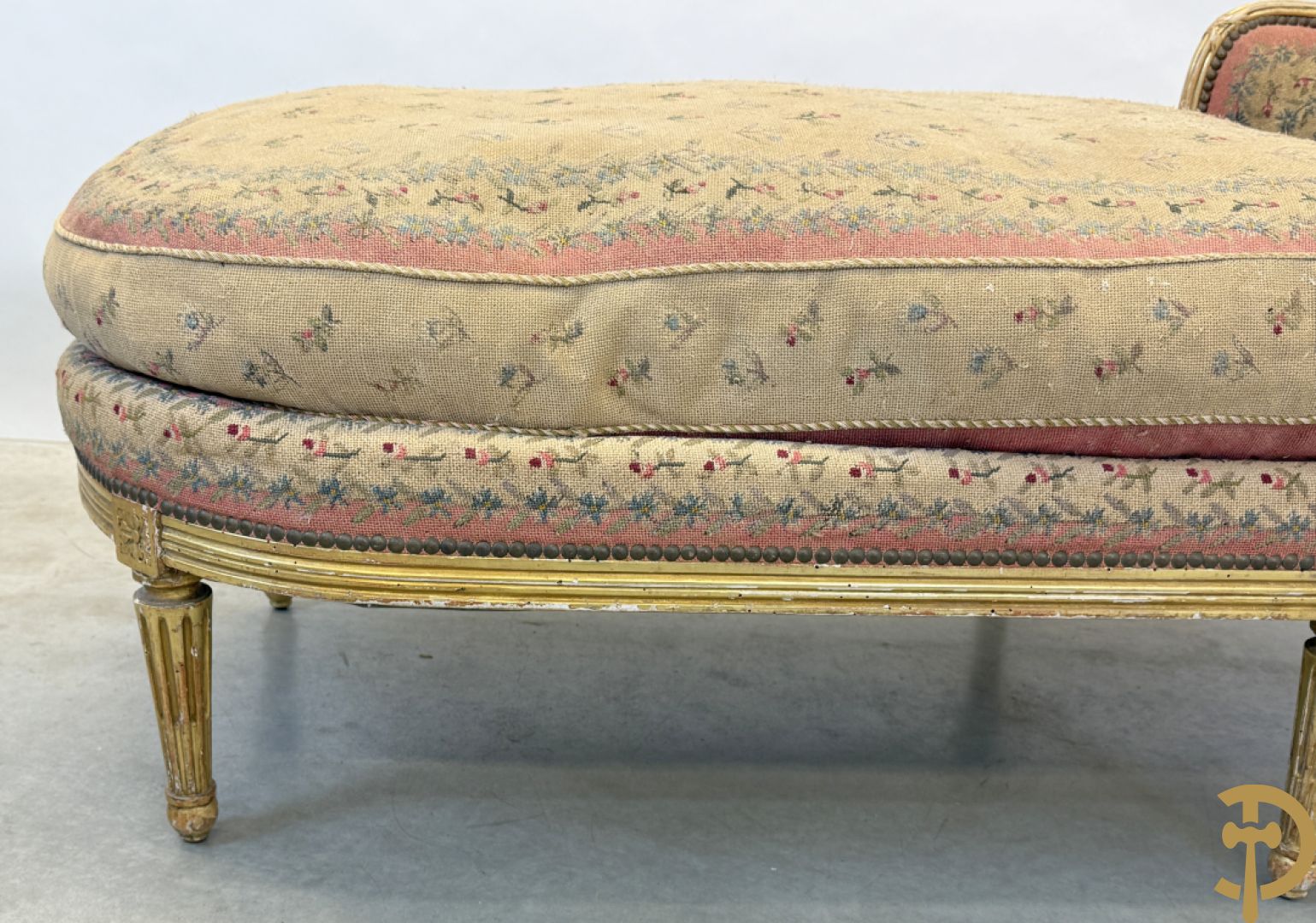 Vergulde Louis XVI chaise longue bezet met petit points met bloemendecor