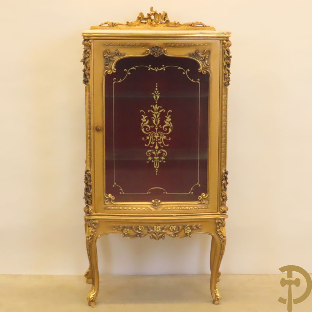 Vergulde vitrine met accanthusranken en ornamentiek in de ruiten geslepen, bovenaan bezet met marmeren blad