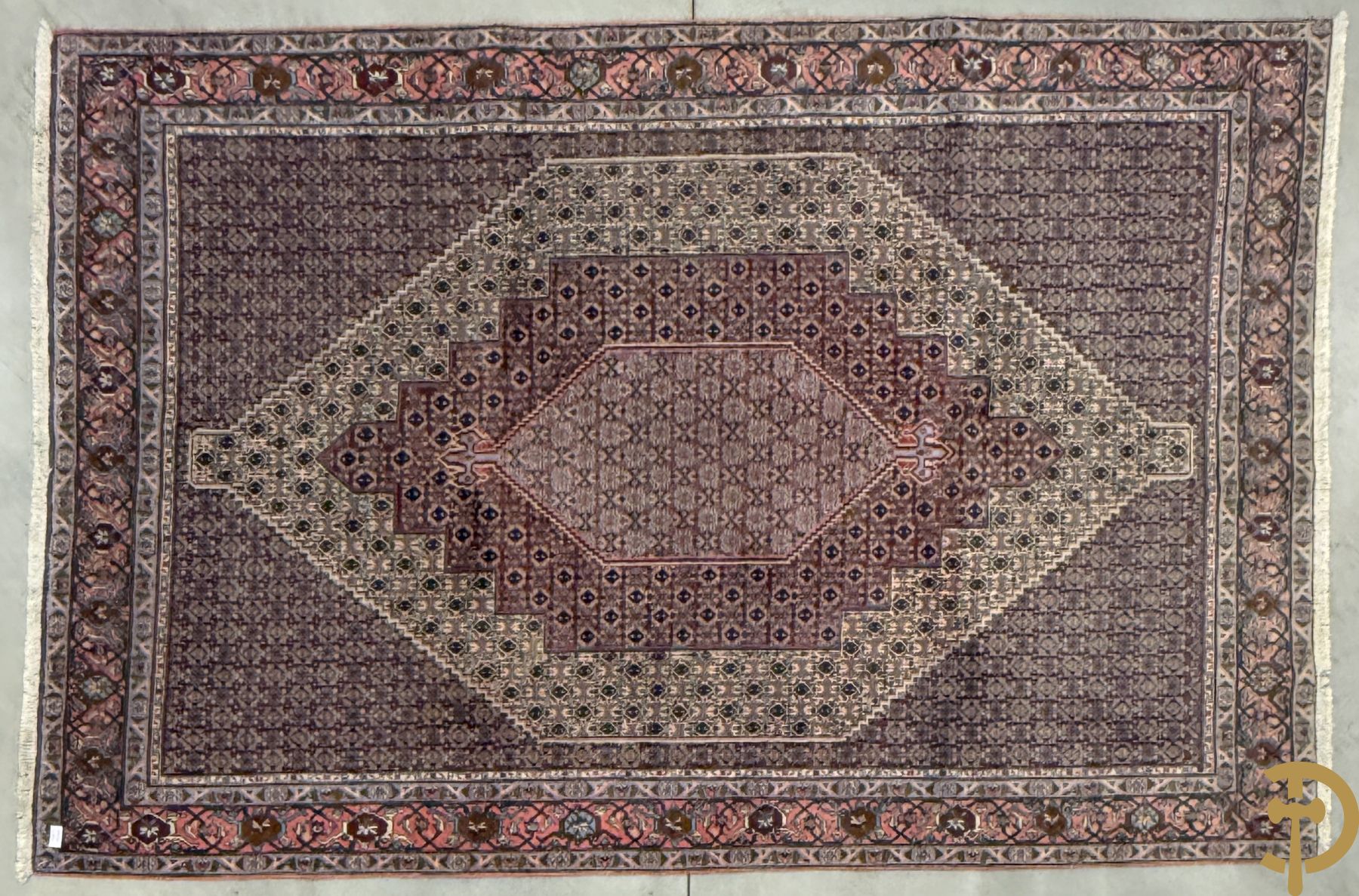 Oosters handgeknoopt tapijt met centraal trapeziumvormig decor