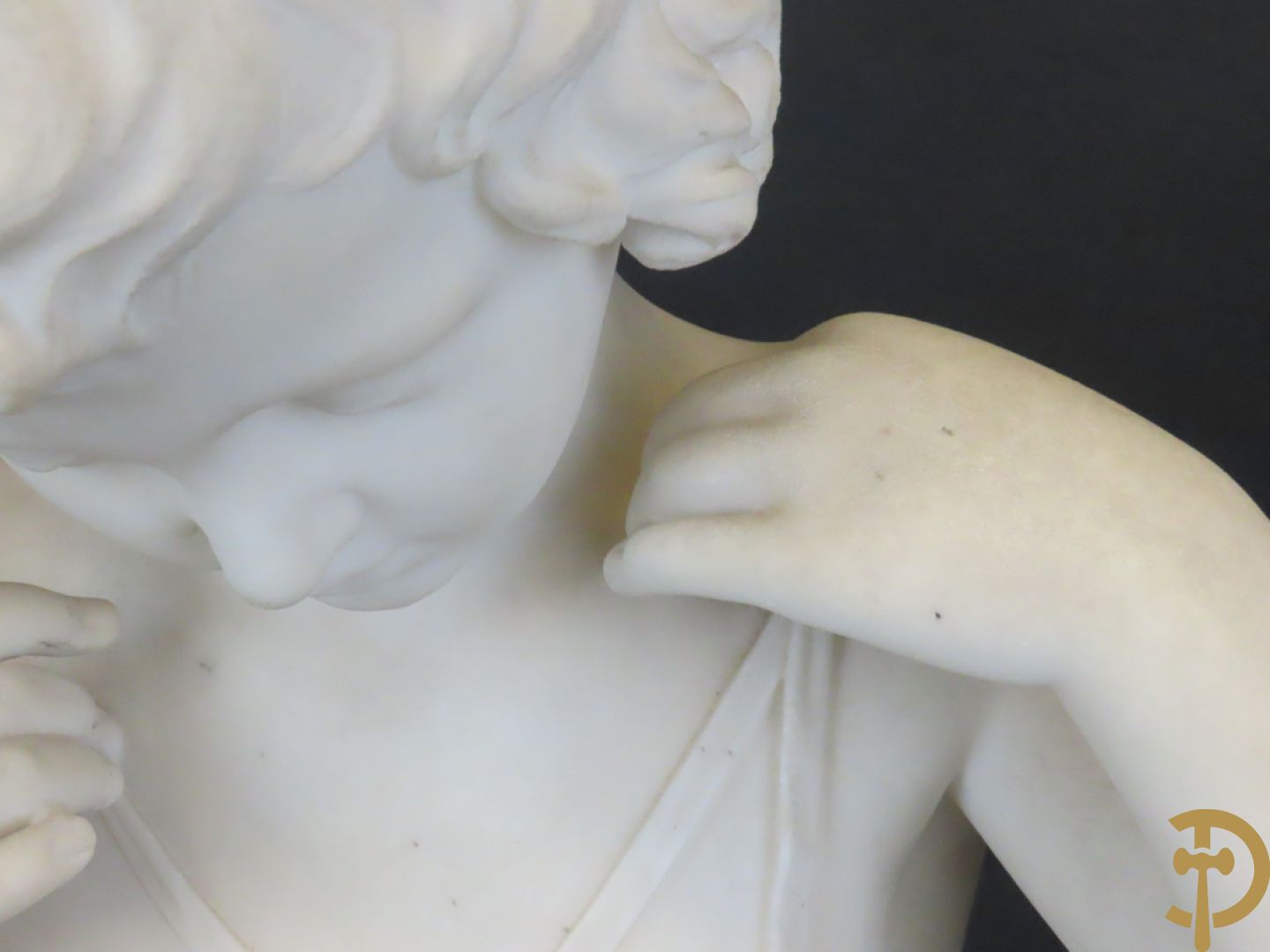 Onleesbaar getekend links achter 