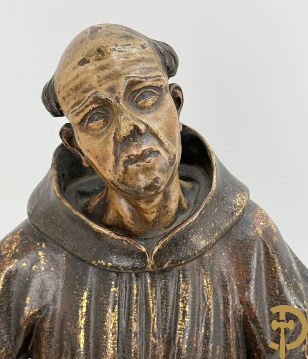 Gepolychromeerde houtsculptuur van Sint Antonius steunend met linkervoet op wereldbol