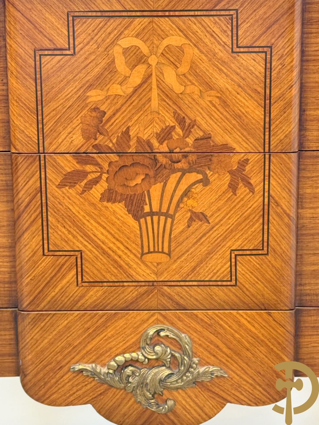 Notelaren tweeladencommode met marquetterie en bronsbeslag en marmeren blad