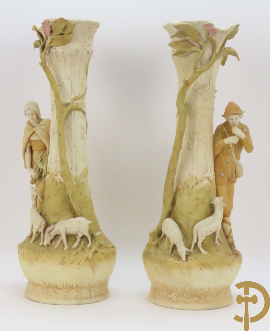Paar Royal Dux vazen met herderpaar, gemerkt onderaan