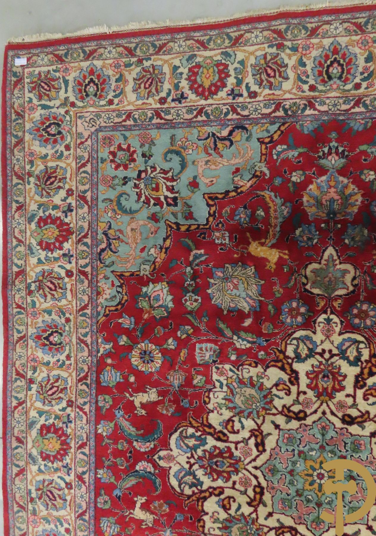 Oosters handgeknoopt tapijt met bloemen, dierenmotieven en centraal decor op rode fond