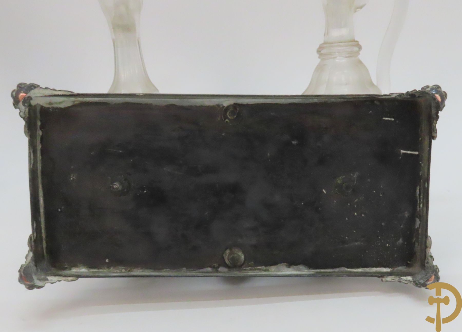 Twee decanteurs + olie- en azijnstel + 2 schenkkannen + twee-orig dekselpotje