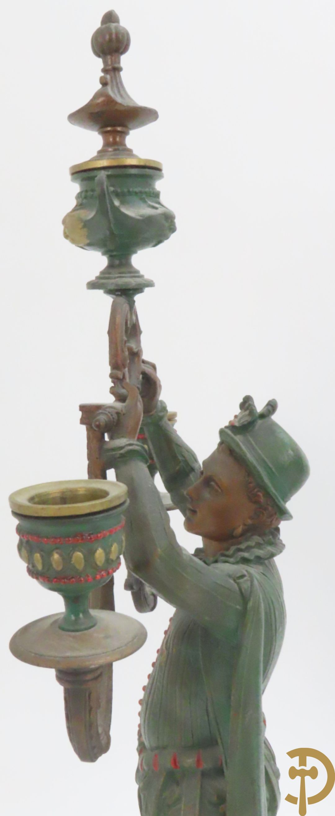 Driedelige kunstbronzen garnituur bestaande uit pendule met paar schakende edelheren, bezet met kariatiden - geflankeerd door paar driearmige kandelaars gehouden door 2 edelheren