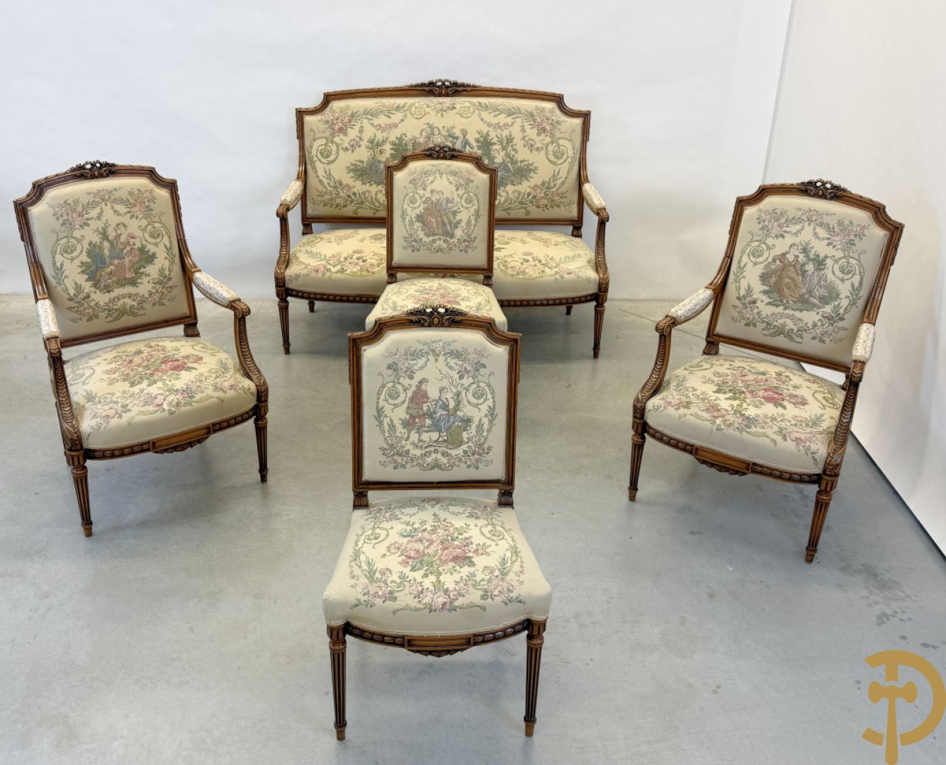 Vijfdelig notelaren Louis XVI salonensemble bestaande uit canapé, 2 armzetels en 2 stoelen