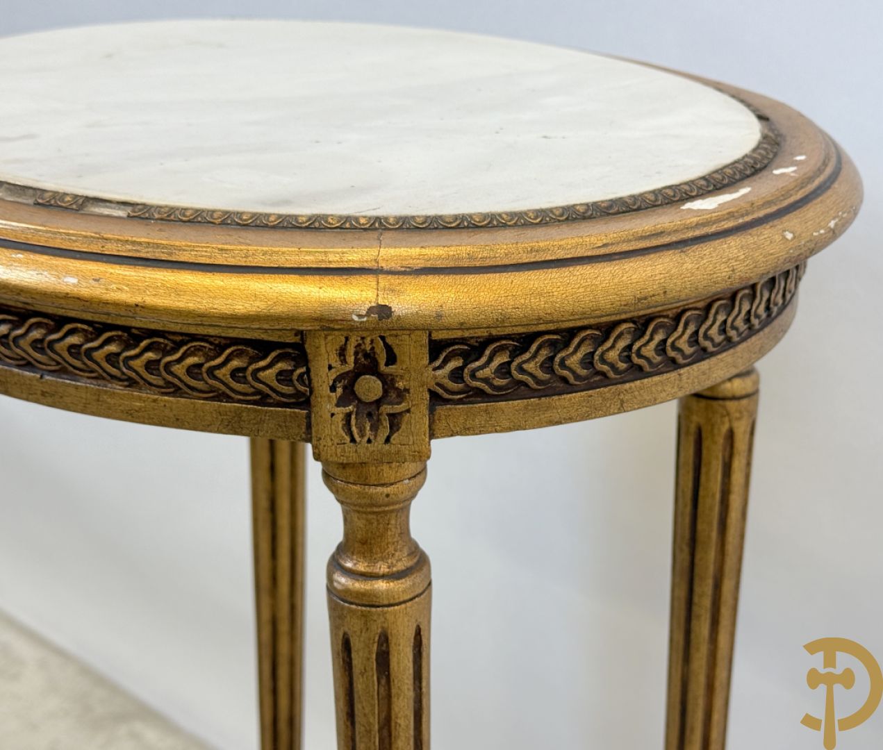 Vergulde bijzettafel Louis XVI stijl met wit marmeren blad op gecanneleerde poten