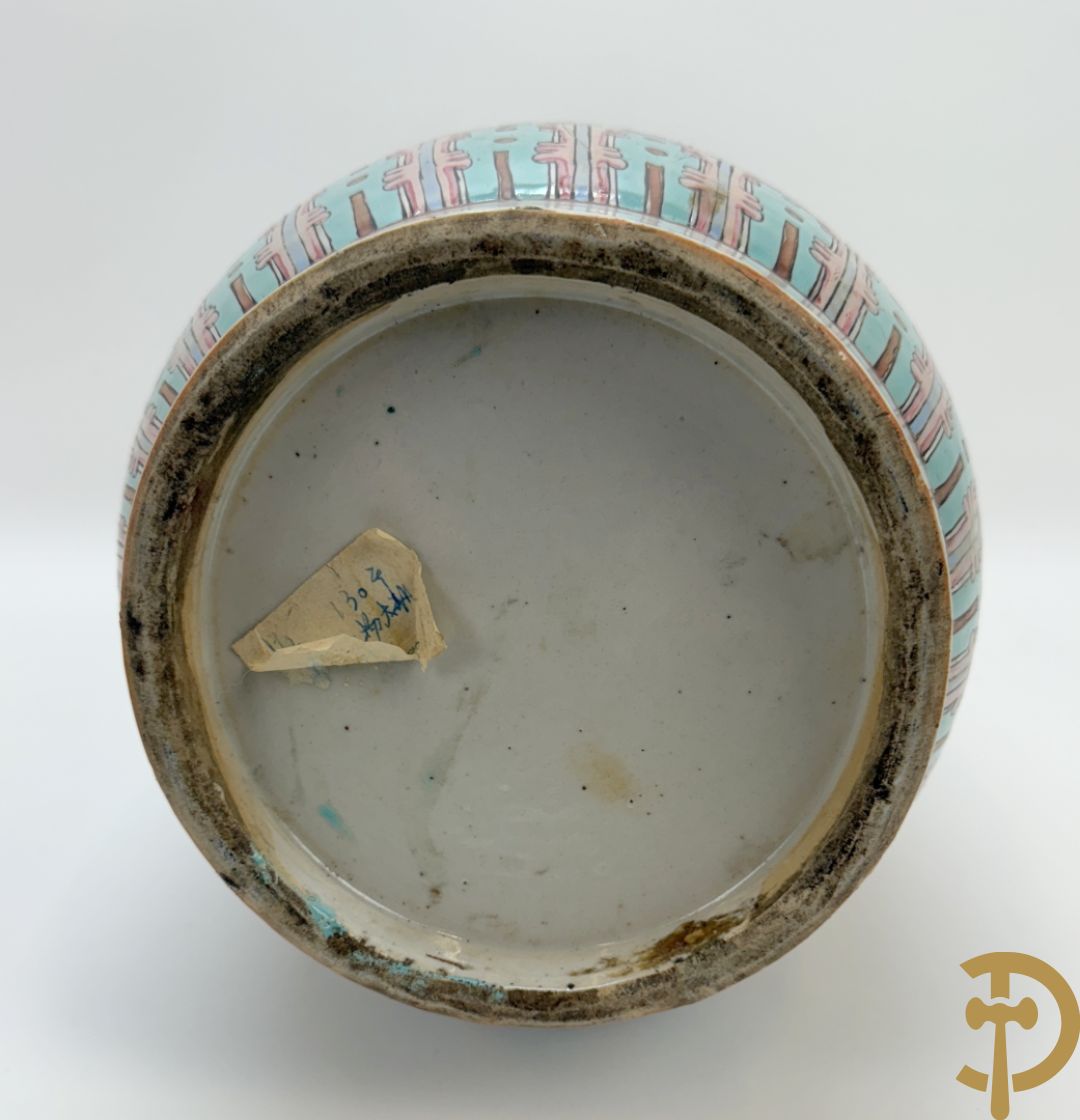 Chinese porseleinen vaas met geanimeerd decor en fond van bloemen, Kanton 19e