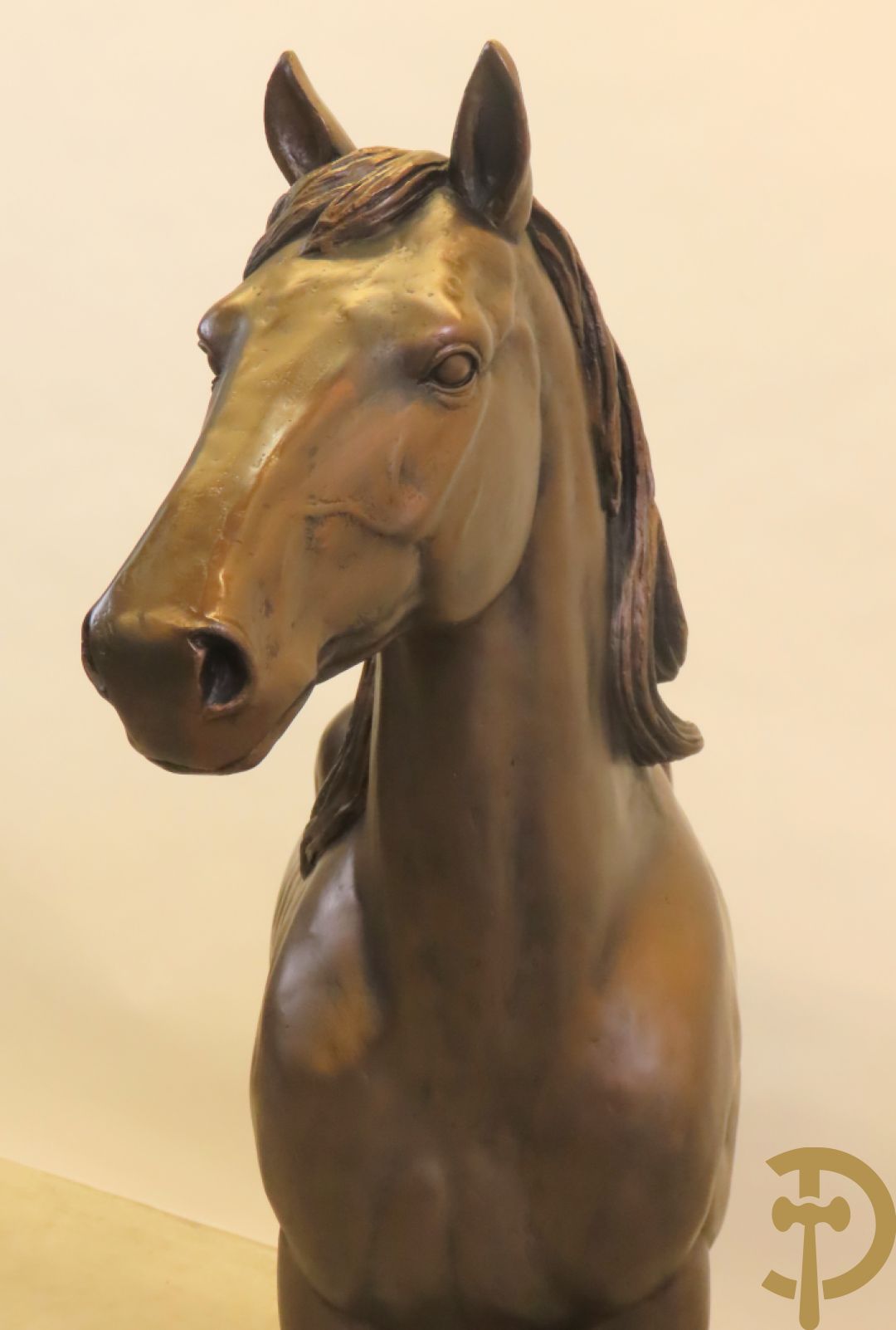 Staand paard in gebronzeerd polyester