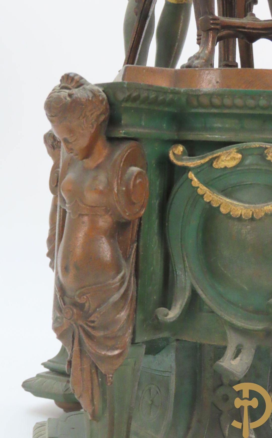 Driedelige kunstbronzen garnituur bestaande uit pendule met paar schakende edelheren, bezet met kariatiden - geflankeerd door paar driearmige kandelaars gehouden door 2 edelheren